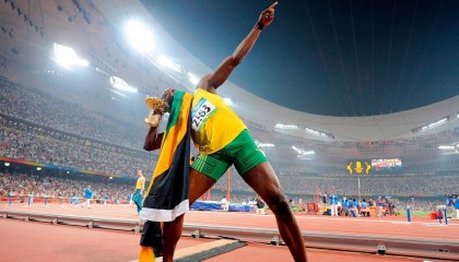 开云esports-天空跳伞表演，飞越云端感受自由体验，空中跳伞的视频